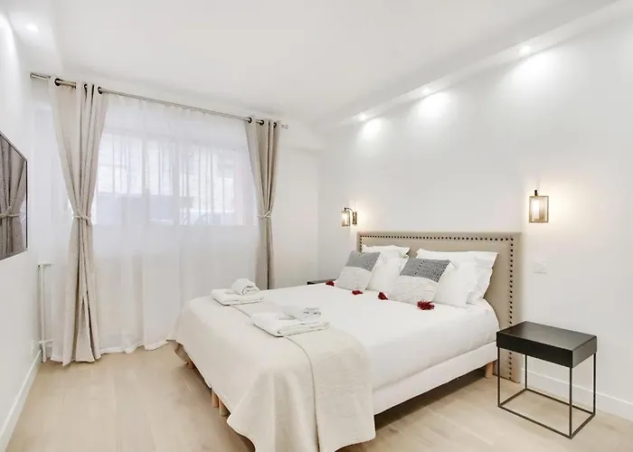 Trocadero/ Eiffel Tower - 3 Bedrooms- New! Париж