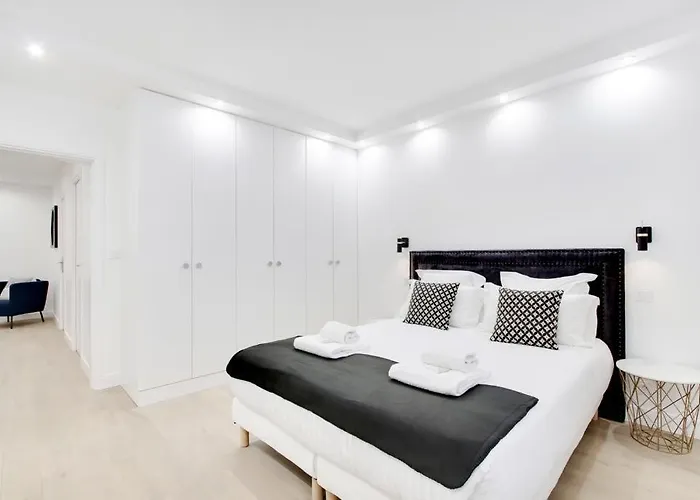 Trocadero/ Eiffel Tower - 3 Bedrooms- New!