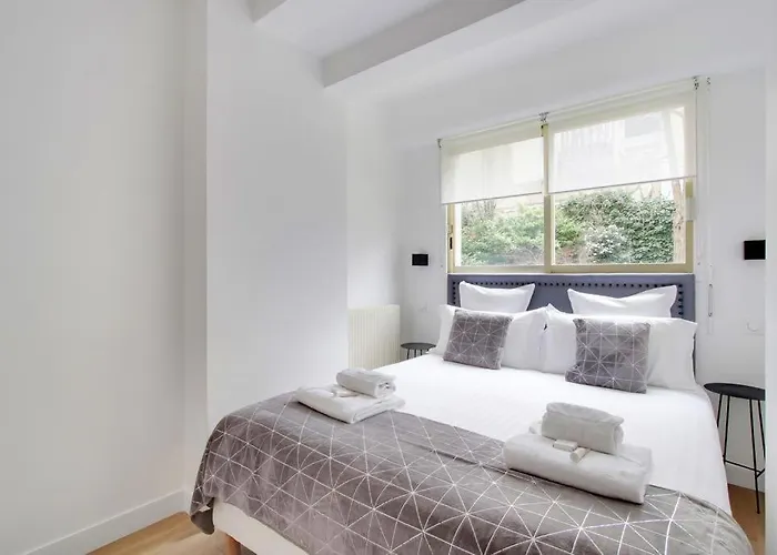 Trocadero/ Eiffel Tower - 3 Bedrooms- New! * Париж